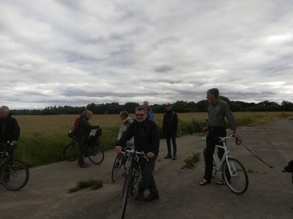 Bioblitz deltagerne i årets besigtigelse på Flyvestation Værløse. Helt yderst til venstre er det Steen Kryger, Charlotte Mølgaard, Anna Bodil Hald, Bjarne Skule (forrest i midten), Jan smidt og ham jeg ikke kan huske navnet på (undskyld igen). Yderst til højre sesStephan Springborg og snuden af hans hund Peber.