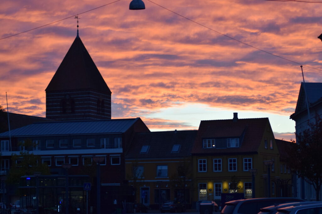 Solnedgang over Stege - Møns købstad fra Middelalderen - med dens smukke og ikoniske Kirke. Sikke en afslutning på Æblernes dag 2018.