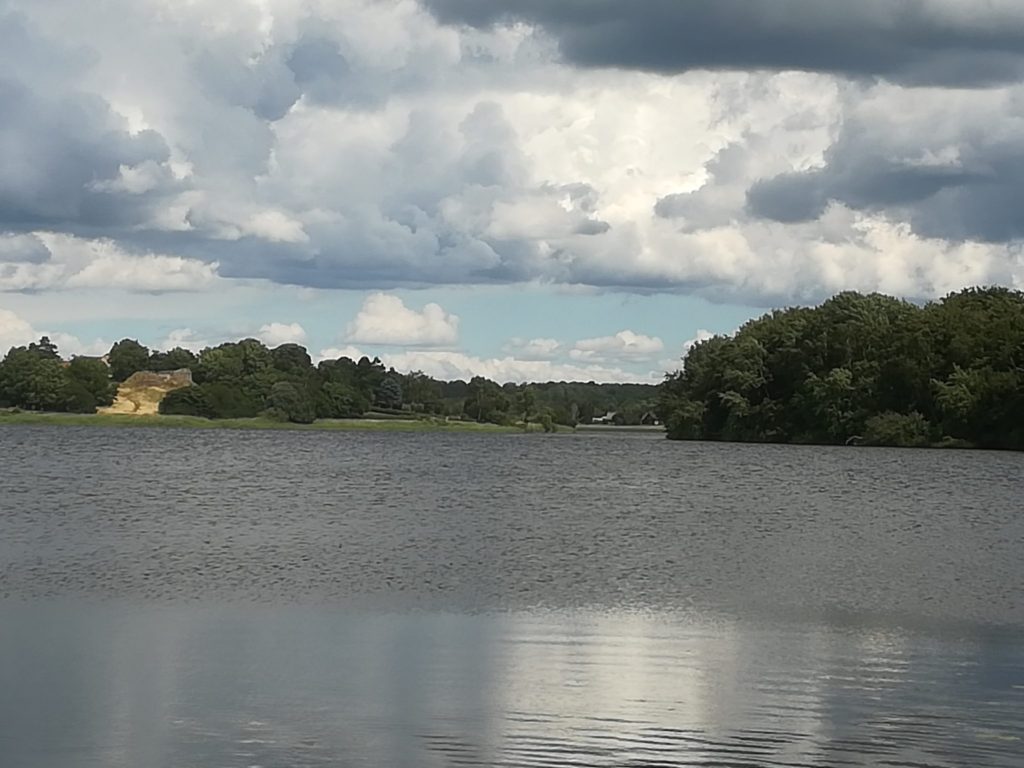 Øvre Mølle ådal. Udsigt over Bastrup sø med Bastruptårnet i baggrunden.