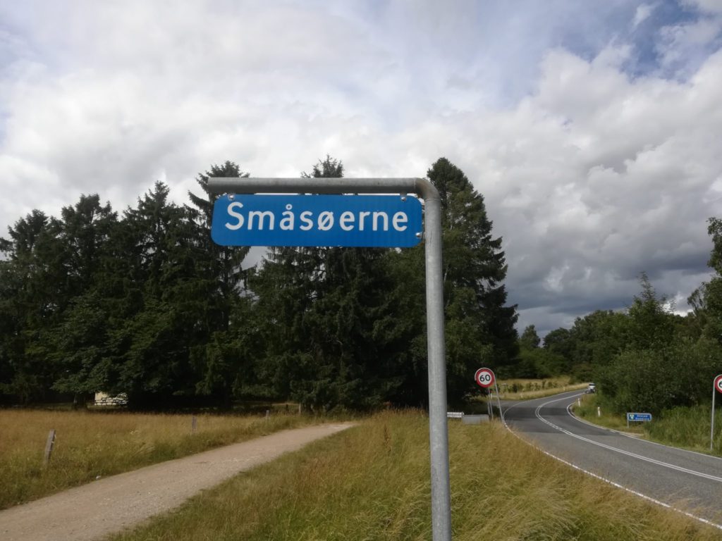 Småsøerne. Her kan man se skiltet der markere vejen mod småsøerne og tunneldalen hvor man skal gå ned. Det er på grusvejen til venstre at man kan parkere sin bil.