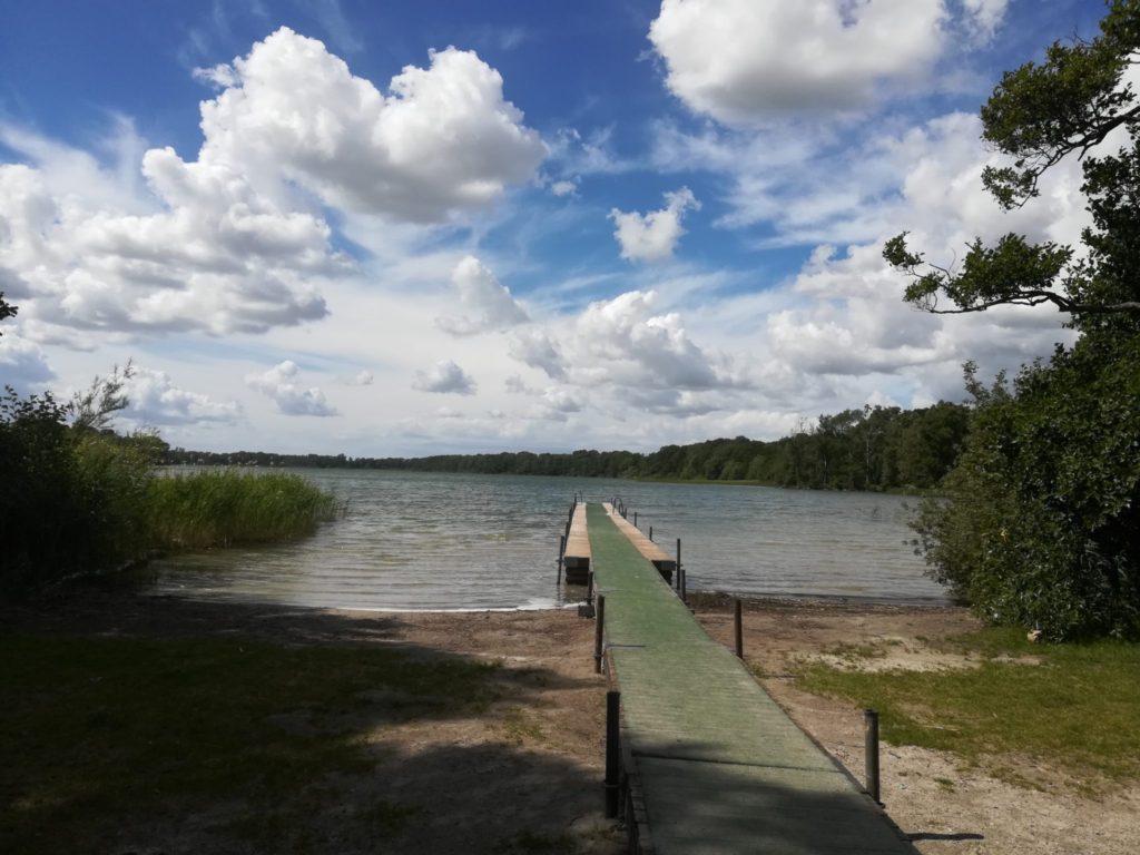 Øvre Mølle ådals smukke natur. Naturoplevelser. Her ved Buresøen er anlagt badebro, udlagt sand og sat grill og borde op. Så der er rig mulighed for en god udflugt, og et godt hvil efter turen går tilbage igen mod Bastrupkæret.