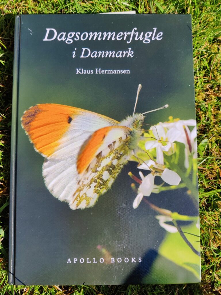 Dagsommerfugle i Danmark af Klaus Hermansen er en utrolig vel illustreret bog. Med sine koncentrerede og læsevenlige beskrivelser af de 98 danske dagsommerfugle, er den et "must have" på bogreolen med bøger om natur.