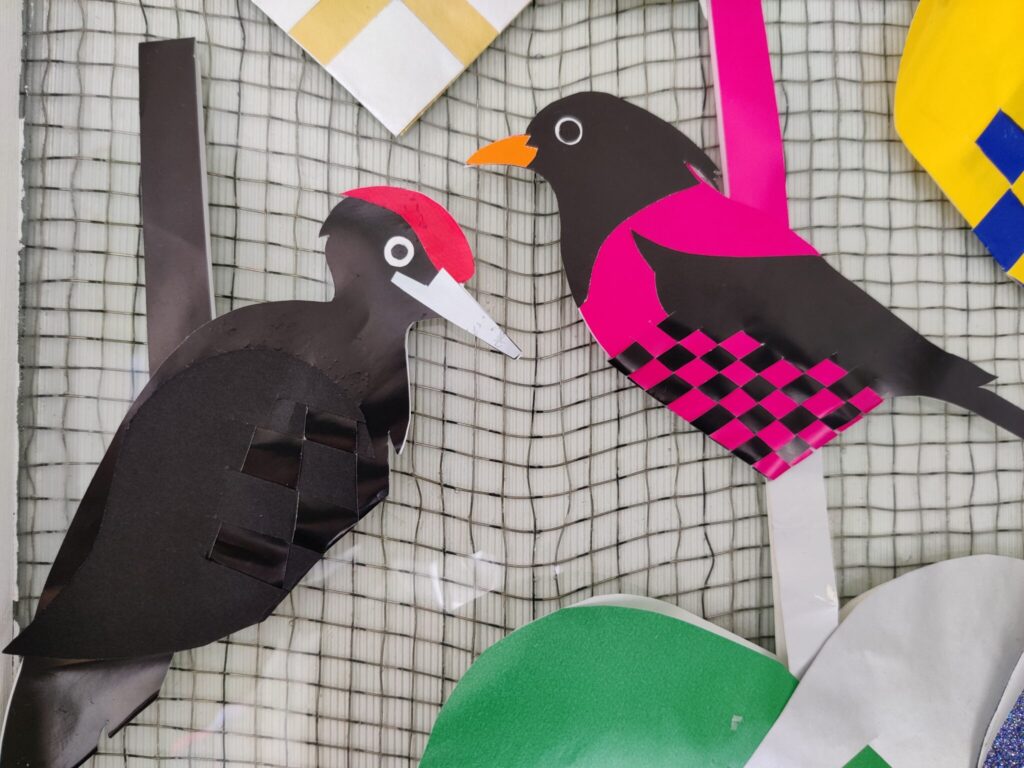 Julefugleflet - Sortspætte (Dryocopus martius) og Rosenstær (Sturnus roseus). Ildfugl.com