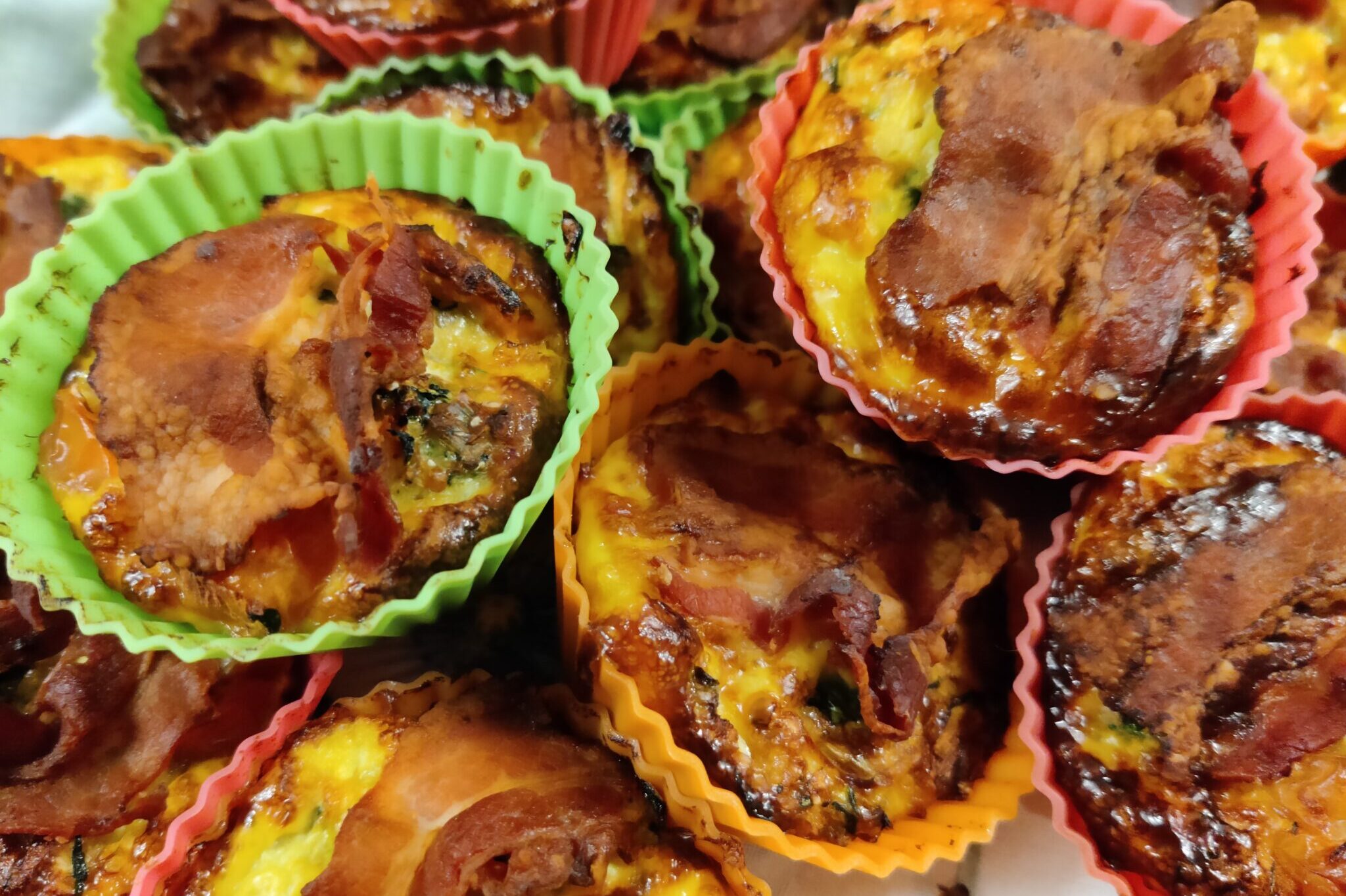 Små omeletter - eller æggekager er geniale til udflugten. De bages i muffinforme og kan sagens tages med på tur som et lille mellemmåltid, eller som en del af en frokost i det grønne. Udflugtsmad, blog, ildfugl.com